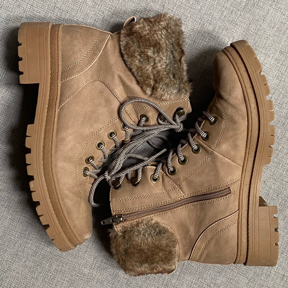 Universal Thread brand tan winter boot with faux fur lining and trim, size 9.